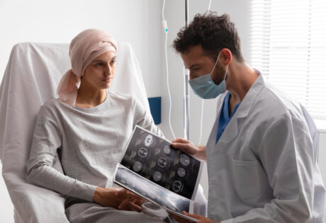 Doctor con paciente oncológico PETSCAN